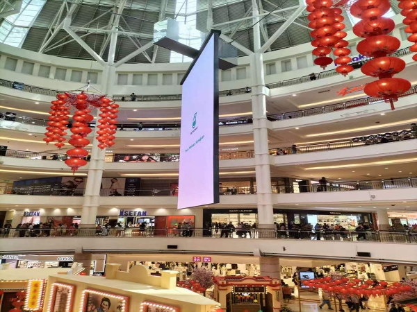 Indoor P1.86 HD LED screen hanging in shopping mall
